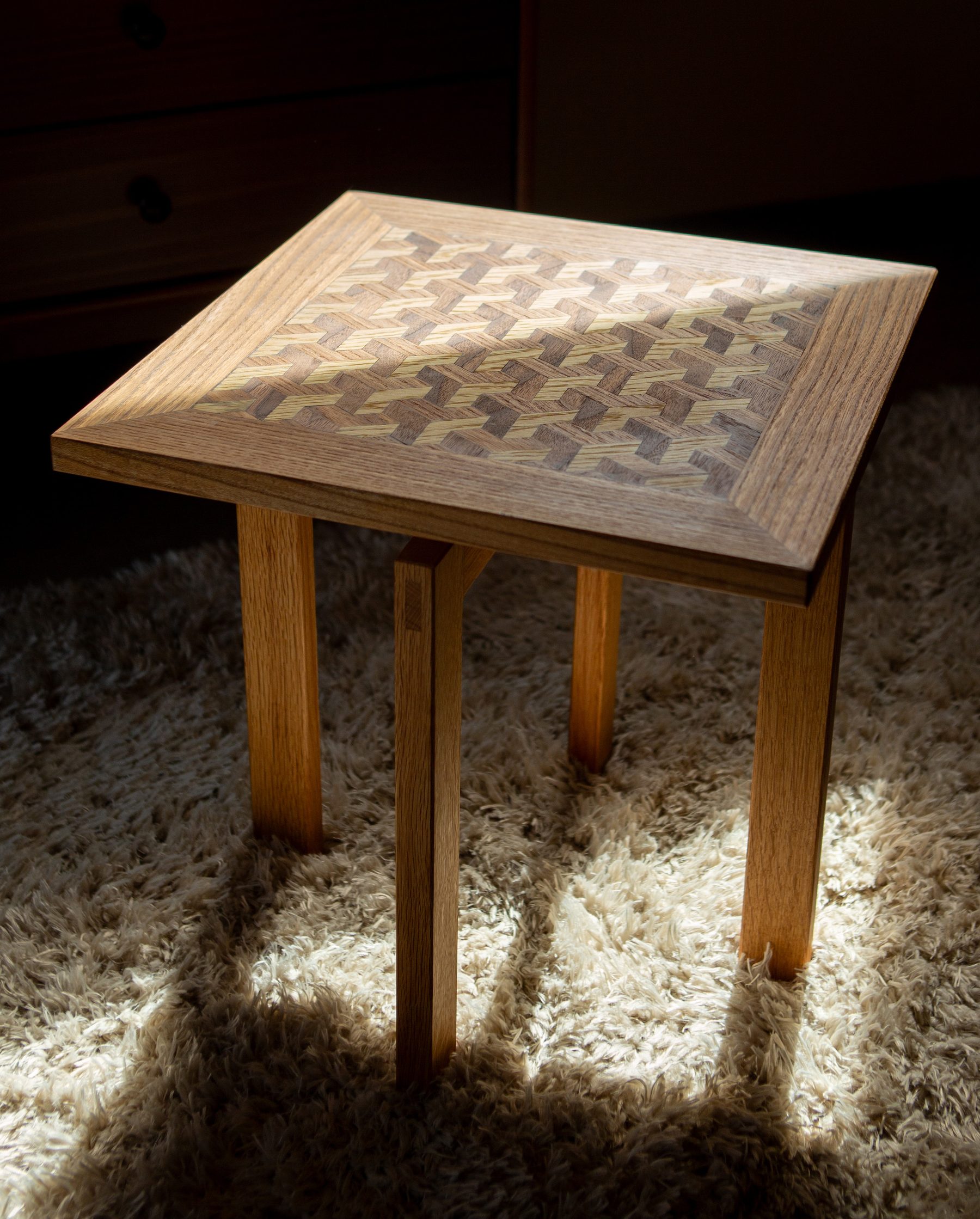 Handgemaakte bijzettafel met ingelegd houten patroon