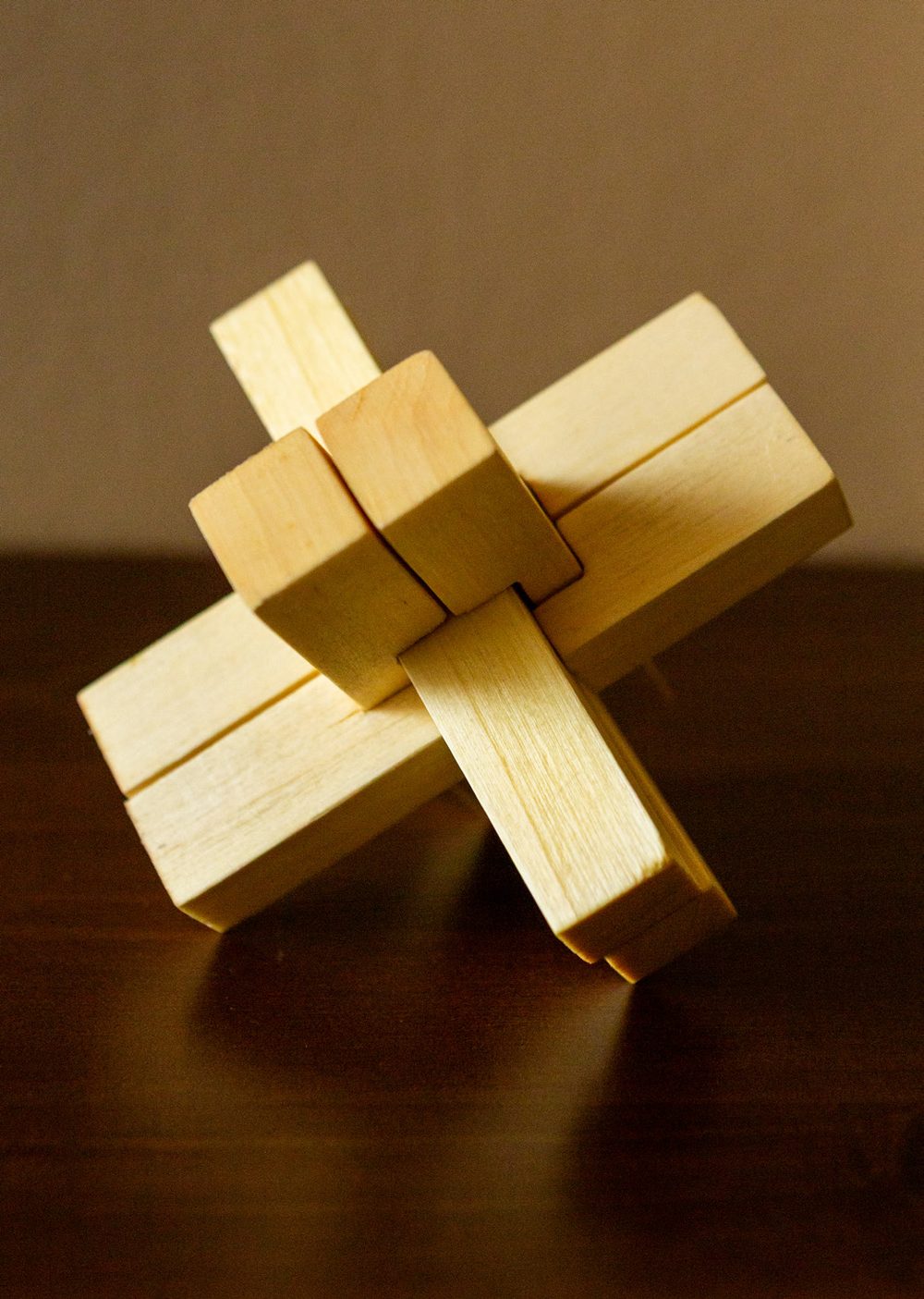 Handgemaakte houten puzzel van esdoorn, aanzicht 1