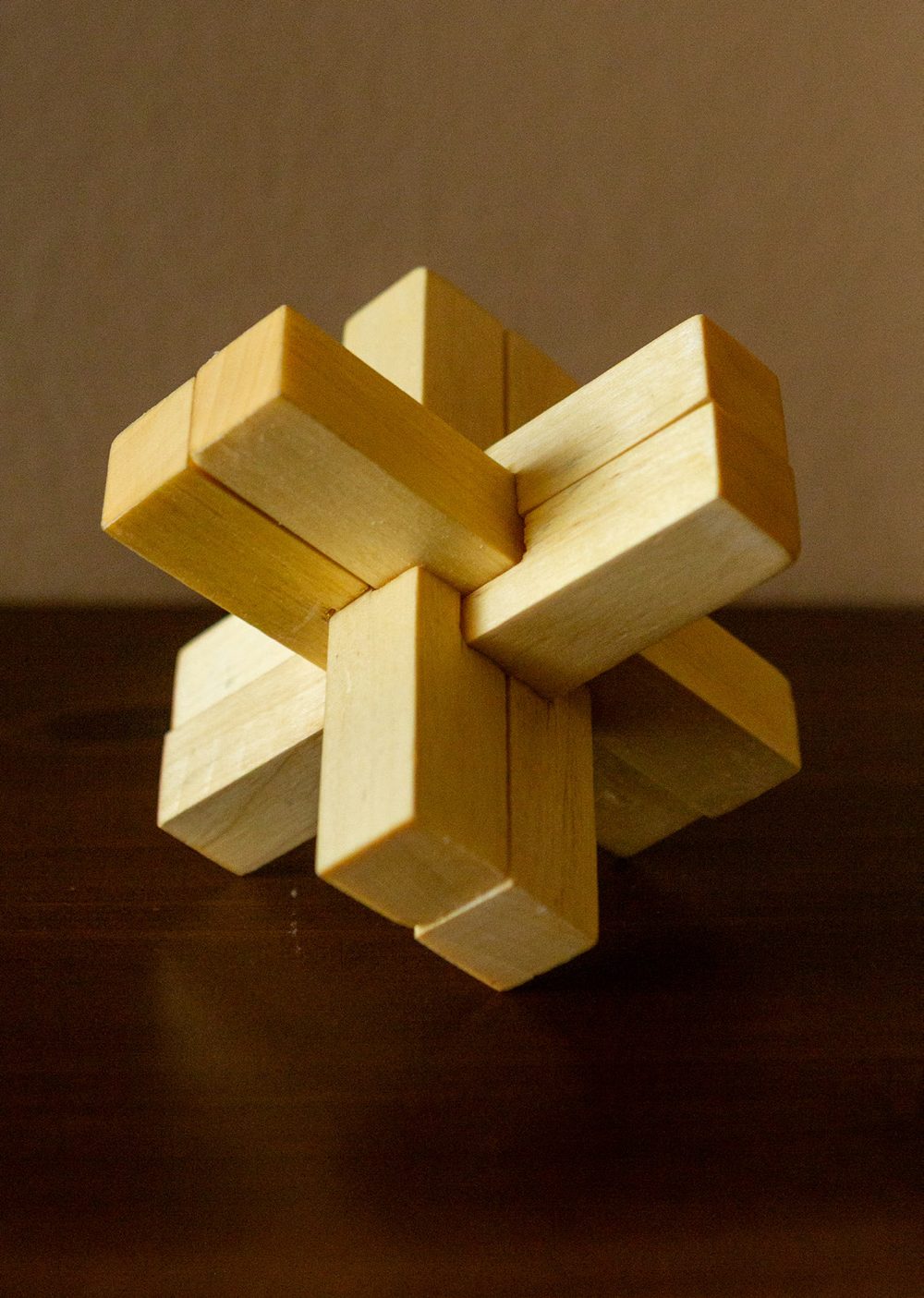 Handgemaakte houten puzzel van esdoorn, aanzicht 2