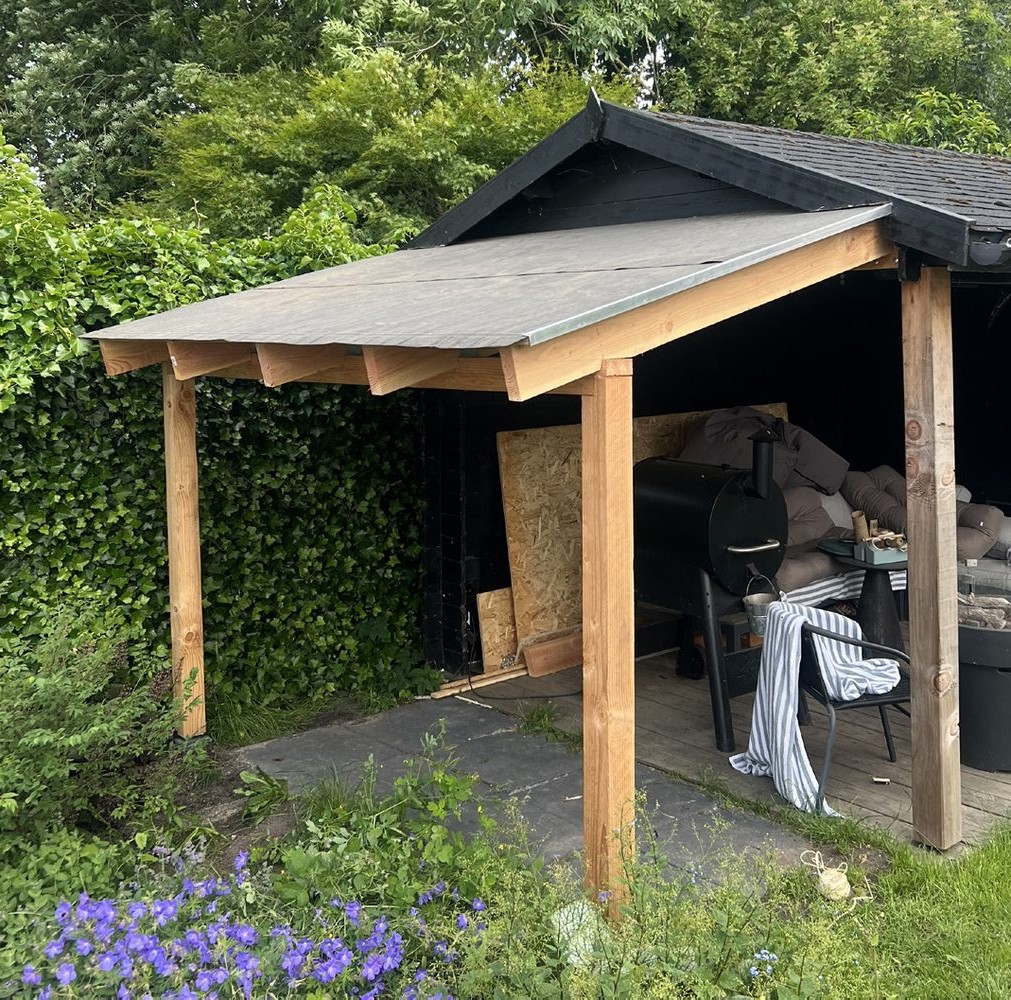 Gerealiseerd barbecue-afdak in de tuin